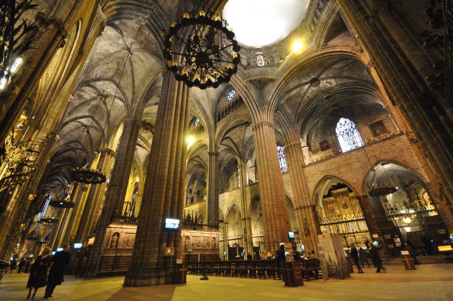 Внутри кафедрального собора в Барселоне